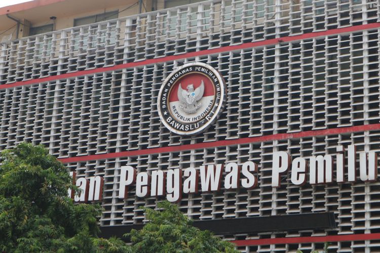 Logo gedung Badan Pengawas Pemilu (Bawaslu) RI di Jalan MH Thamrin, Jakarta Pusat, Rabu (1/11/2017).