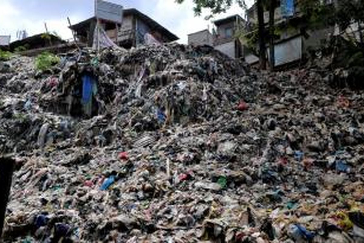 Sampah masih menumpuk di bekas tempat pembuangan sampah yang berada di bantaran Sungai Ciliwung di wilayah RT 015/RW 006, Jalan Kemuning, Pejaten Timur, Jakarta Selatan, Jumat (6/2/2015). Tumpukan sampah tersebut sulit dibersihkan karena berpotensi longsor jika dikeruk.
