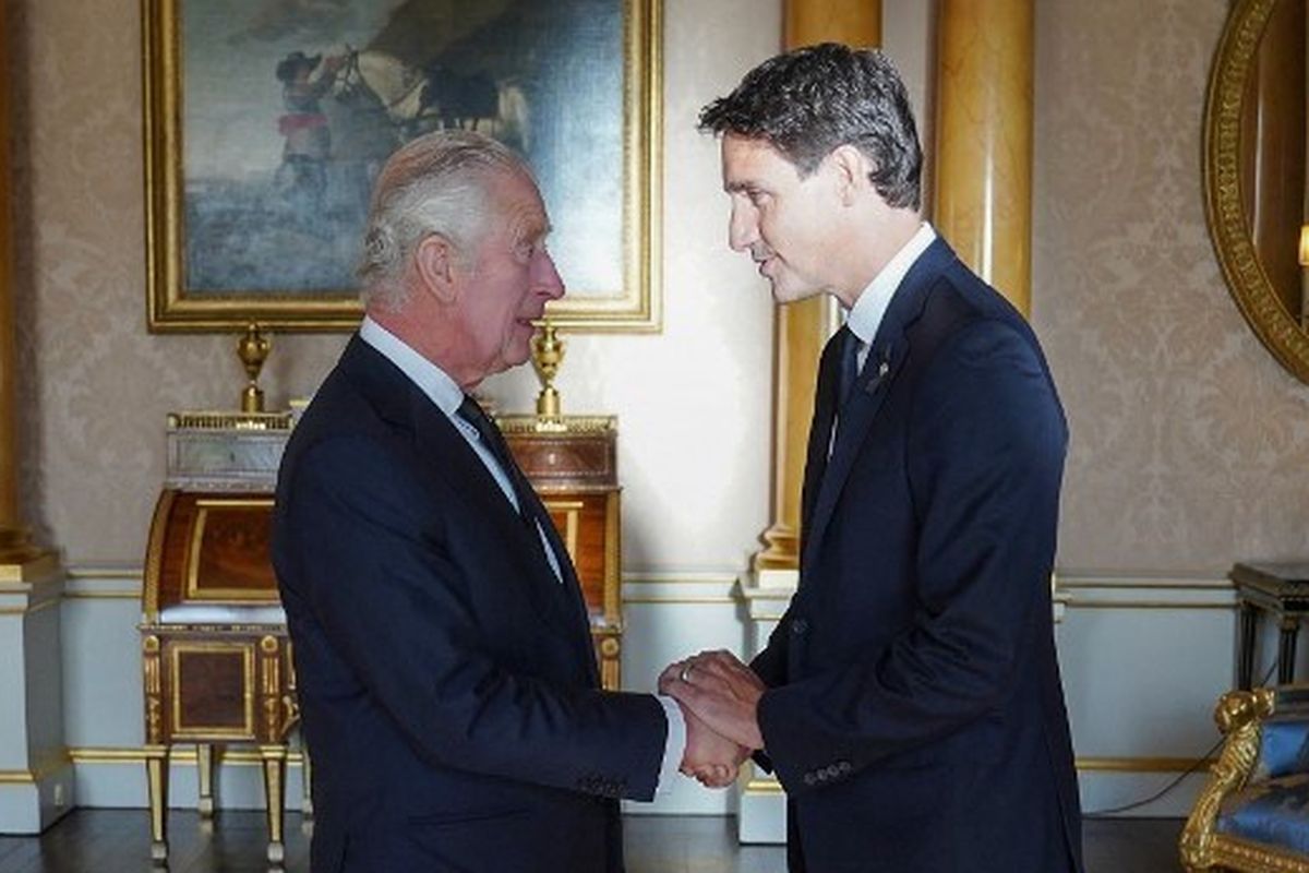 Raja Inggris Charles III (kiri) berjabat tangan dengan Perdana Menteri Kanada Justin Trudeau (kanan), saat ia menerima perdana menteri kerajaan di Ruang 1844 di Istana Buckingham di London pada 17 September 2022 setelah kematian Ratu Elizabeth II pada 8 September.