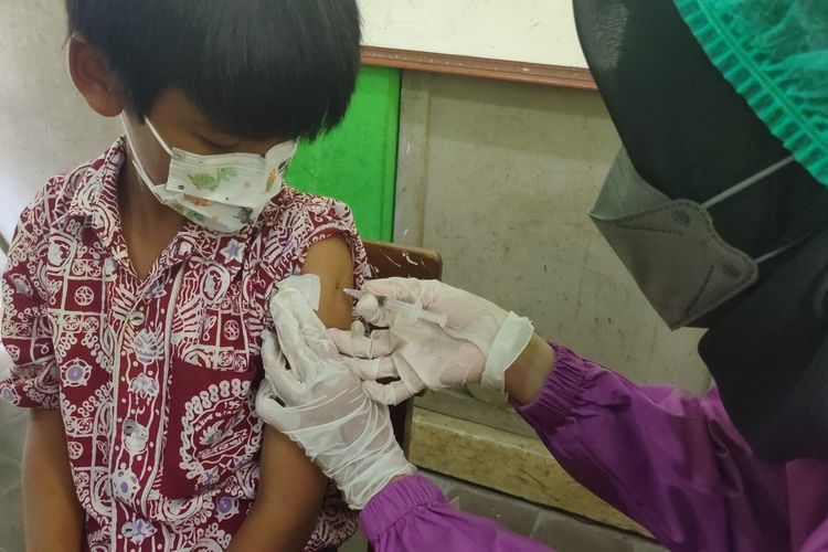 Penyuntikan vaksin Covid-19 bagi anak usia 6-11 tahun mulai berlangsung di Kulon Progo, Daerah Istimewa Yogyakarta. Penyuntikan perdana berlangsung di SD Percobaan 4 Wates, Kulon Progo. Penyuntikan berjalan lancar dan mayoritas anak terlihat gembira. Sedikit saja kasus anak yang tampak takut dan menangis meski akhirnya bisa menerima vaksin.