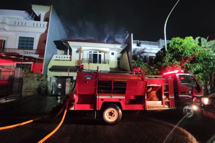 Rumah dua lantai di kawasan Pantai Indah Kapuk, Jakarta Utara, terbakar pada Rabu (8/9/2021) petang. (Damkar DKI Jakarta) 