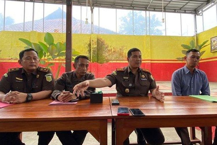 Kejaksaan Negeri Kota Cimahi menggelar konferensi pers berkaitan dengan kasus penipuan yang dilakukan karyawan bank BUMN di Cimahi, Rabu (17/7/2024). 
