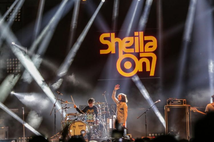 Giliran grup band Sheila on 7 menguasai Dynamic Stage Synchronize Festival 2018 hari kedua yang digelar di Gambir Expo Kemayoran, Jakarta Pusat, Sabtu (5/10/2018).