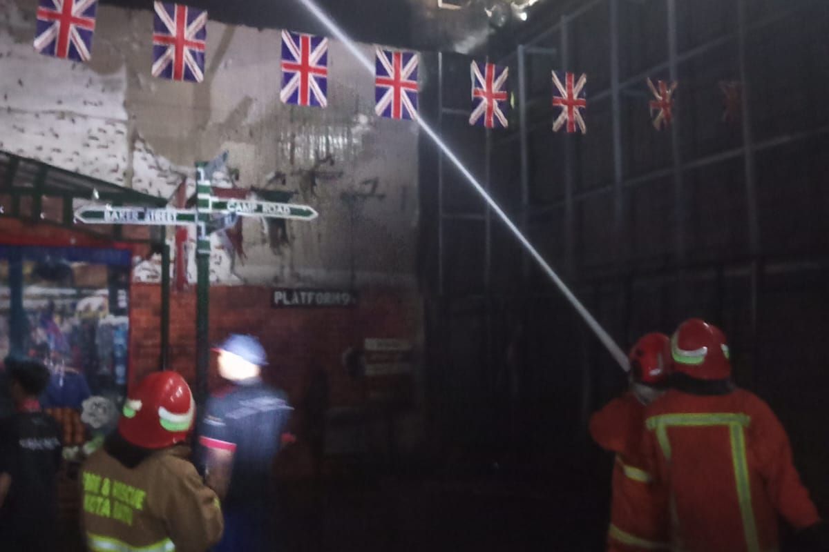 Kebakaran melanda wahana di zona Eropa Museum Angkut, Kota Batu, Jawa Timur pada Kamis (8/5/2025) sekitar pukul 11.00 WIB.