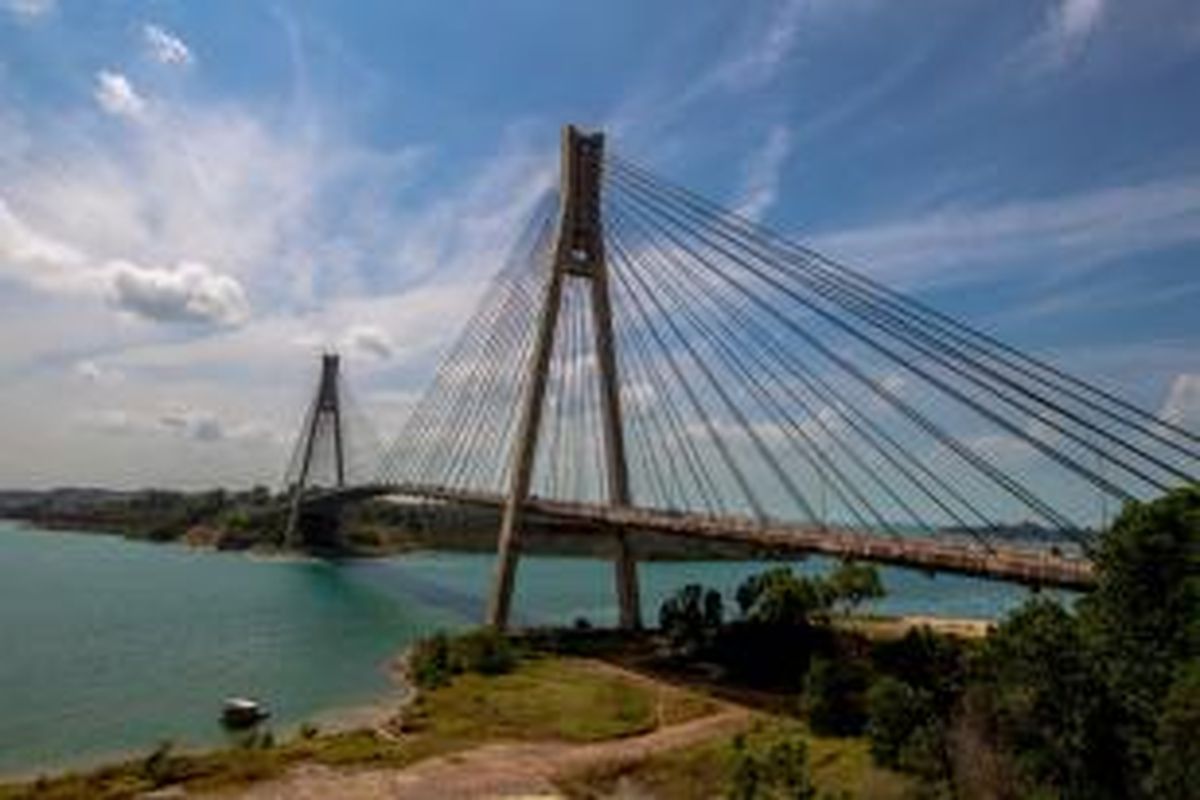 Pemandangan Jembatan Barelang di Batam, Kepulauan Riau, Minggu (8/2/2015). Jembatan ini merupakan satu dari enam jembatan yang dibangun untuk menghubungkan enam pulau di Batam, yaitu Pulau Batam, Pulau Tonton, Pulau Nipah, Pulau Rempang, Pulau Galang dan Pulau Galang Baru.