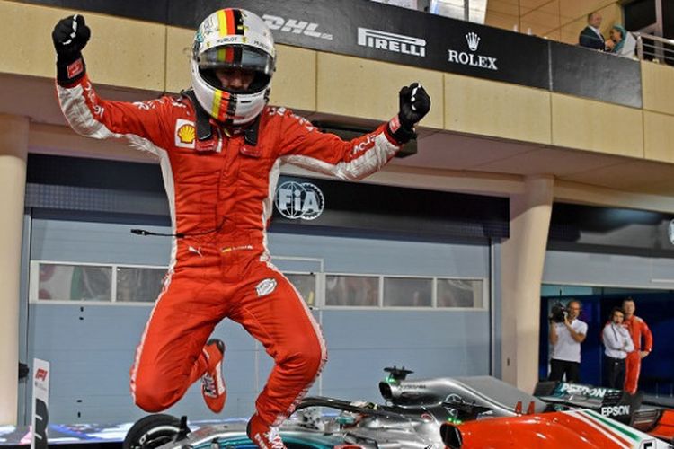 Pebalap Pebalap Ferrari, Sebastian Vettel bereaksi, setelah meraih podium pertama pada GP Bahrain yang berlangsung di Sirkuit Internasional Bahrain, Minggu (8/4/2018).