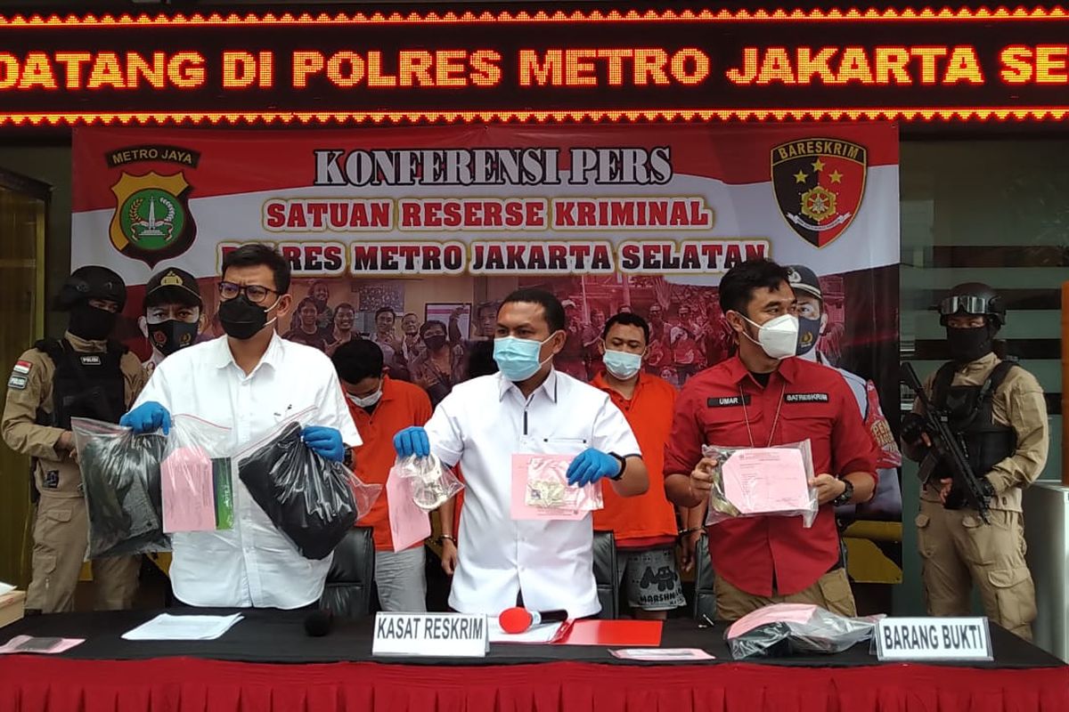 Polres Metro Jakarta Selatan menangkap lima orang yang melakukan pemerasan dengan berpura-pura menjadi polisi berpakaian preman dan menggerebek kasus narkoba.