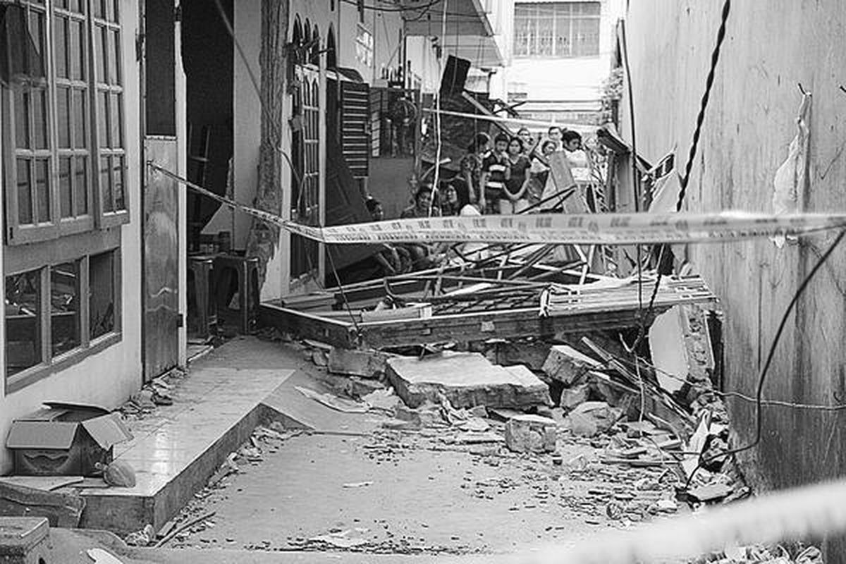 Warga berbondong-bondong melihat tempat meledaknya tabung gas karena kebocoran tabung, di Jalan Pukat V, Kelurahan Bantan Timur, Kecamatan Medan Tembung, Medan, Jumat (11/6). Ledakan mengakibatkan dua orang luka dan tiga rumah rusak parah.