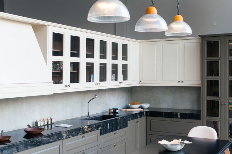 Lemari minimalis di dapur yang pintunya terbuat dari material kaca