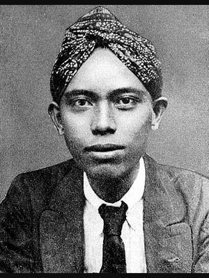 Semaoen merupakan salah satu tokoh pendiri Partai Komunis Indonesia (PKI)