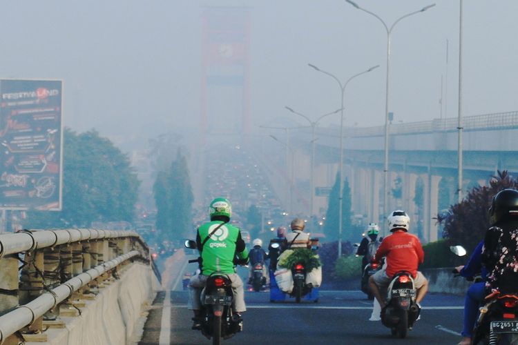 Kabut asap yang menyelimuti Kota Palembang disebabkan kebakaran hutan dan lahan di sejumlah wilayah Sumatera Selatan.