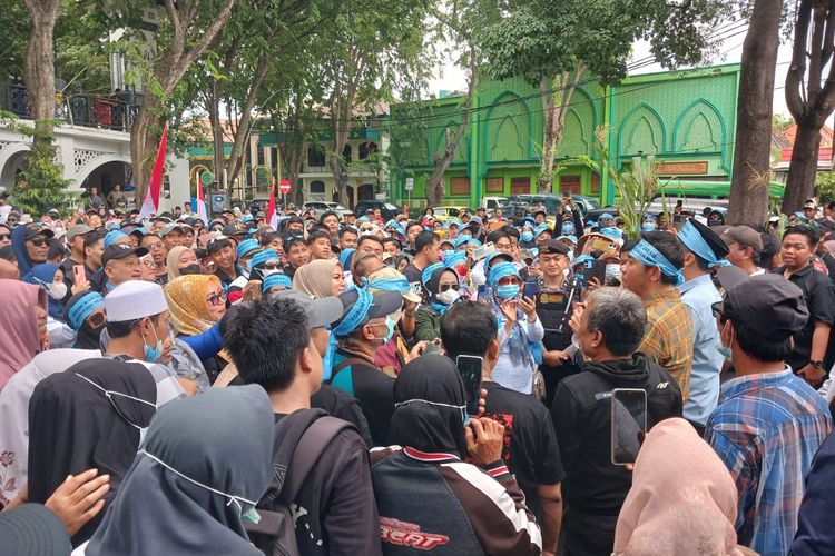 Gelar Aksi di Depan Kantor DPRD Gresik, Relawan dan Warga Berharap MBG Dilanjutkan
