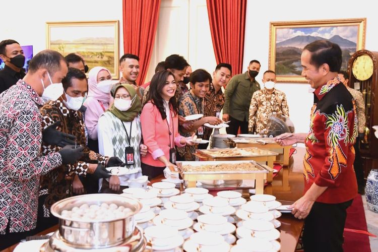 Presiden Joko Widodo saat berbincang santai dengan wartawan istana di Istana Negara, Selasa (10/1/2023).