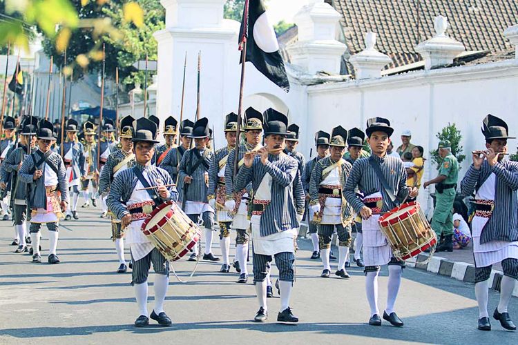 Bregada Prajurit Mantrijero dari Keraton Yogyakarta membawa senjata tombak.