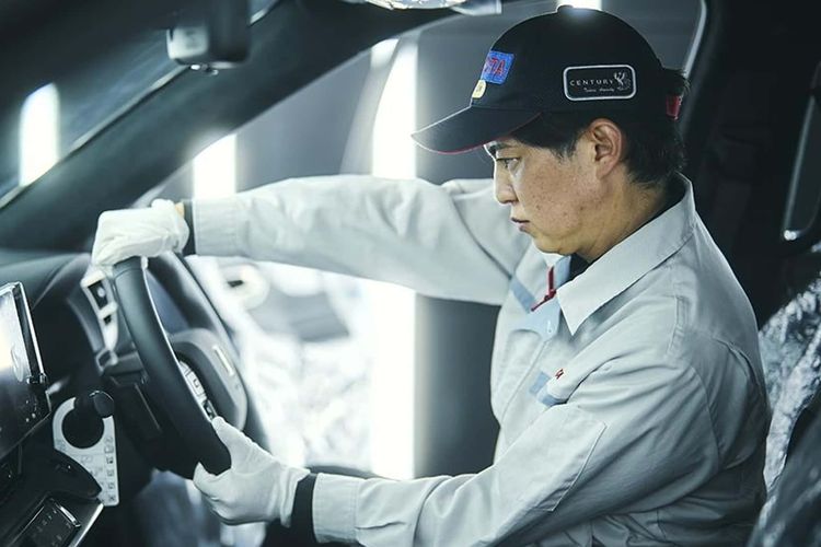 Inspeksi Toyota Century SUV