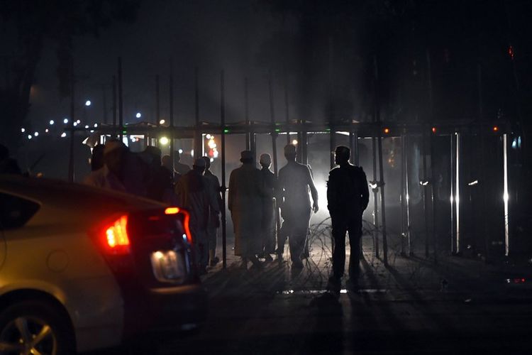 Relawan Pakistan berjaga-jaga di dekat lokasi serangan bom sepeda motor di Lahore, Rabu (14/3/2018). (AFP/Arif Ali)