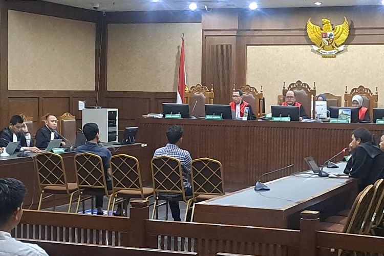 Pegawai Bea Cukai Bersaksi untuk Atasannya di Kasus Suap Bos Rokok