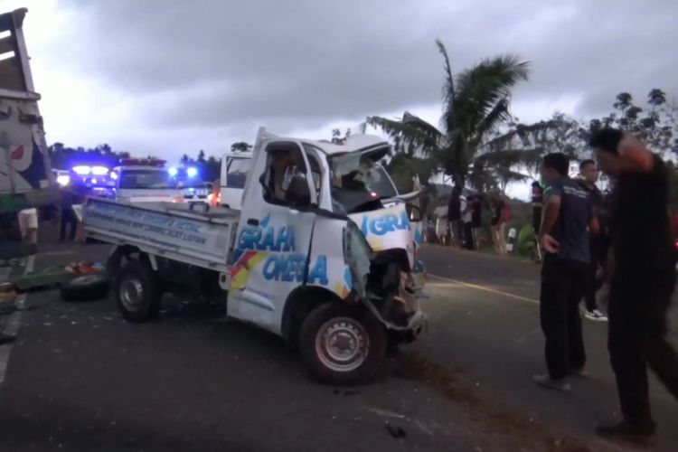 Kecelakaam yang melibatkan mobil pikap dengan truk, terjadi di Jalur Pantai Selatan (Pansela) Kabupaten Tulungagung Jawa Timur, mengakibatkan dua orang tewas di lokasi kejadian, Selasa (21/10/2023)