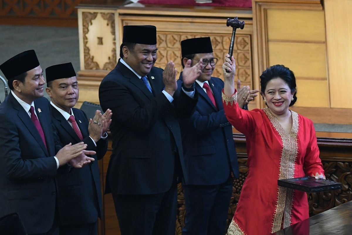 Ketua DPR periode 2019-2024 Puan Maharani (kanan) mengacungkan palu disaksikan Wakil Ketua M Aziz Syamsuddin (kiri), Sufmi Dasco Ahmad (kedua kiri), Rahmad Gobel (ketiga kiri), dan Muhaimin Iskandar (keempat kiri) usai pelantikan dalam Rapat Paripurna ke-2 Masa Persidangan I Tahun 2019-2020 di Kompleks Parlemen, Senayan, Jakarta, Selasa (1/10/2019). ANTARA FOTO/M Risyal Hidayat/ama.