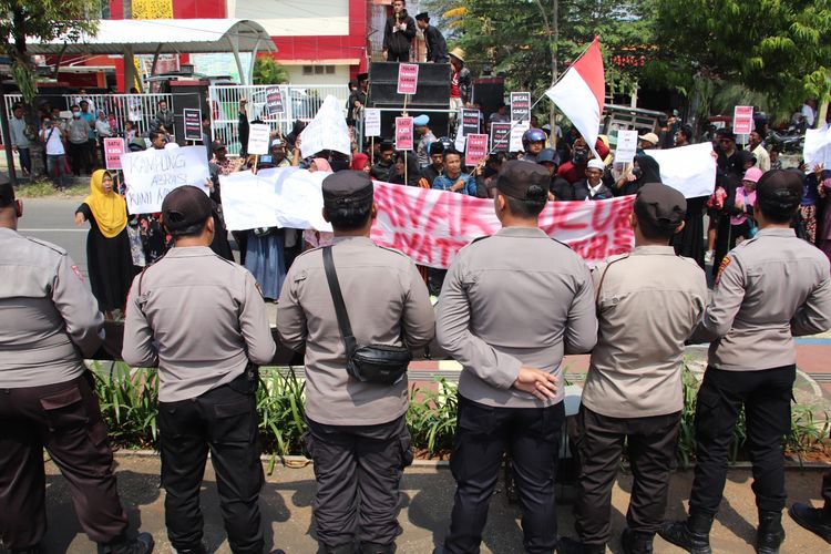 Warga saat aksi demonstrasi di depan kantor Badan Pertanahan Nasional (BPN) Kabupaten Sumenep, Jawa Timur, Rabu (17/5/2023).