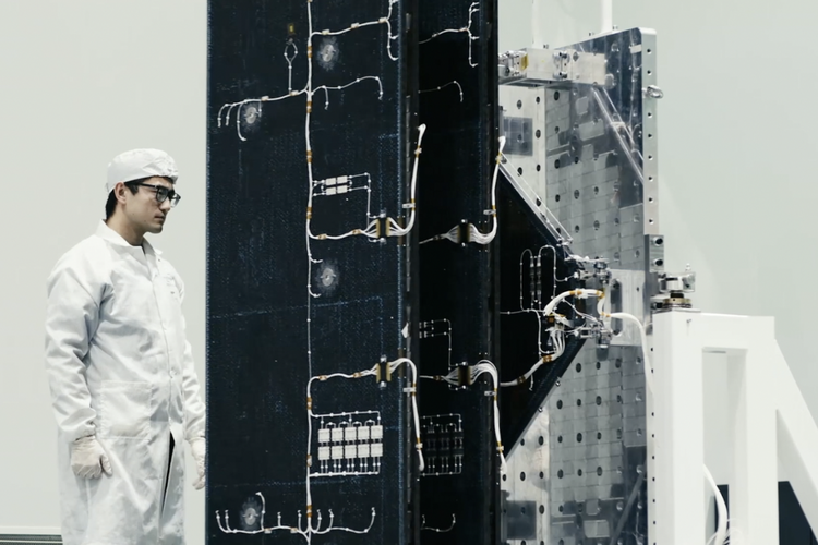 Tim peneliti dari Innovation Academy for Microsatellites, bagian dari Chinese Academy of Sciences (CAS), mengubah proses pembuatan satelit menjadi sistem lini perakitan (assembly line) layaknya industri otomotif.
