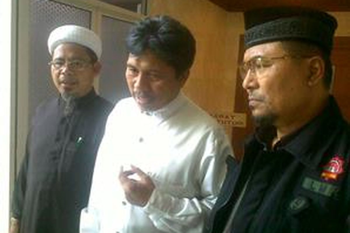 Keluarga Mohammad Jibril, diantaranya, ayahnya Abu Jibril dan pamannya Irfan S Awwas mendatangi Komisi I DPR, Kamis (27/8)