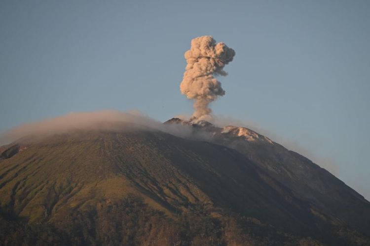 Visual Gunung Ile Lewotolok pada Kamis (21/3/2024)