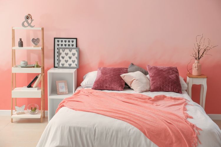 Ilustrasi kamar tidur dengan warna cat dinding merah muda atau pink. 