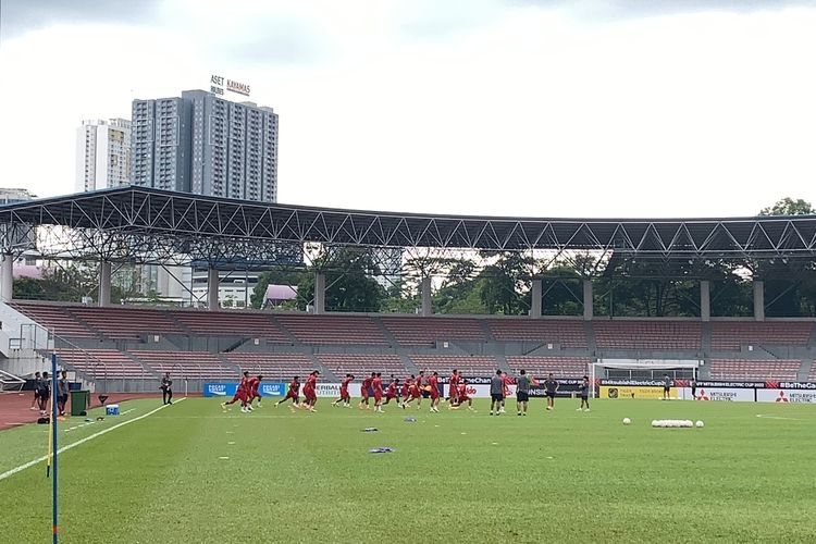 Para pemain timnas Indonesia menjajal lapangan Stadion Kuala Lumpur, Malaysia, pada Minggu (25/12/2022) jelang laga fase Grup A Piala AFF 2022 kontra Brunei Darussalam pada Senin (26/12/2022).