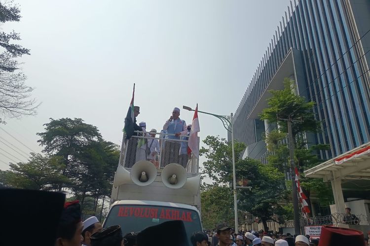 Massa Demo Challenge Hafal Al Quran Berhadiah Miras Padati OT Building, Bentangkan Bendera Ormas