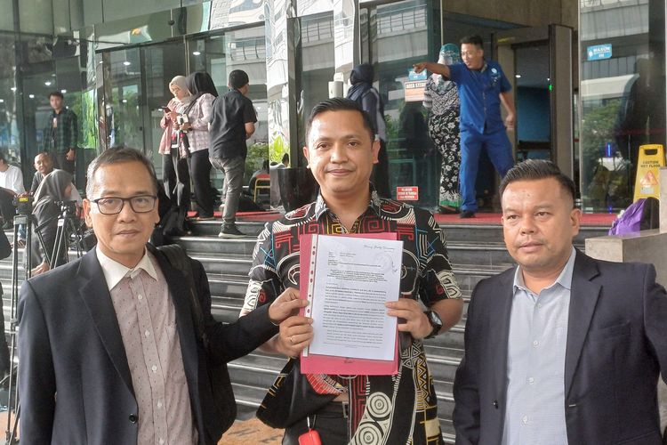 Kuasa hukum Sekretaris Jenderal (Sekjen) PDI-P Hasto Kristiyanto, Ronny Talapessy menyebut, buku yang disita penyidik Komisi Pemberantasan Korupsi (KPK) dari kliennya beris catatan strategi pemenangan Pilkada PDI-P se Indonesia, Selasa (11/6/2024).