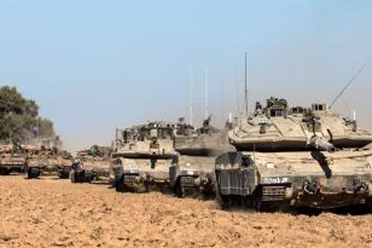 Iring-iringan tank Merkava dan kendaraan lapis baja Israel lainnya bergerak menuju perbatasan Jalur Gaza sebelum melakukan serangan darat.