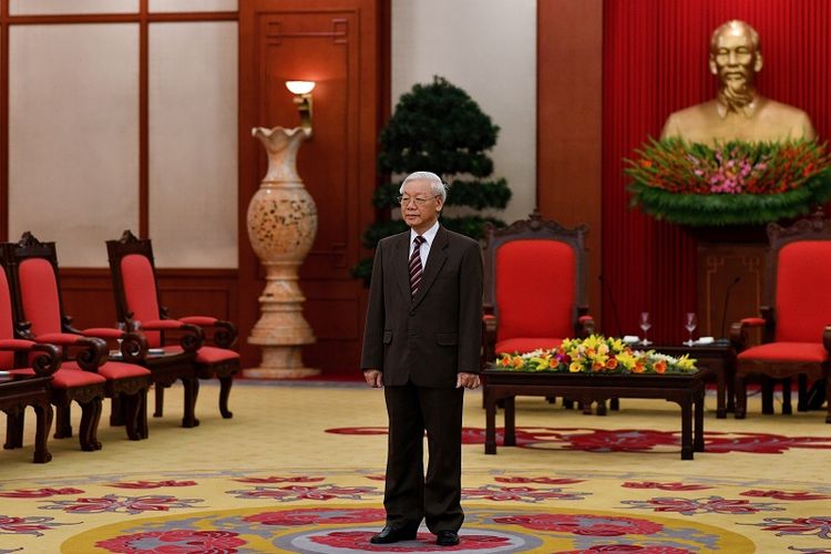 Presiden dan Sekretaris Jenderal Partai Komunis Vietnam Nguyen Phu Trongsedang menunggu kedatangan Perdana Menteri Belanda Mark Rutte di kantor pusat partai di Hanoi pada 9 April 2019. (MANA VATSYAYANA/AFP)