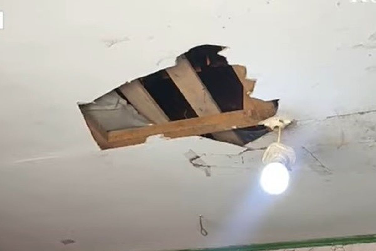 Penampakan plafon yang dijebol maling. Namun, si maling tersangkut di plafon kios yang hendak ia incar. Peristiwa ini terjadi di Desa Kempek, Kecamatan Gempol, Kabupaten Cirebon, Jawa Barat, Rabu (8/11/2023) dini hari.
