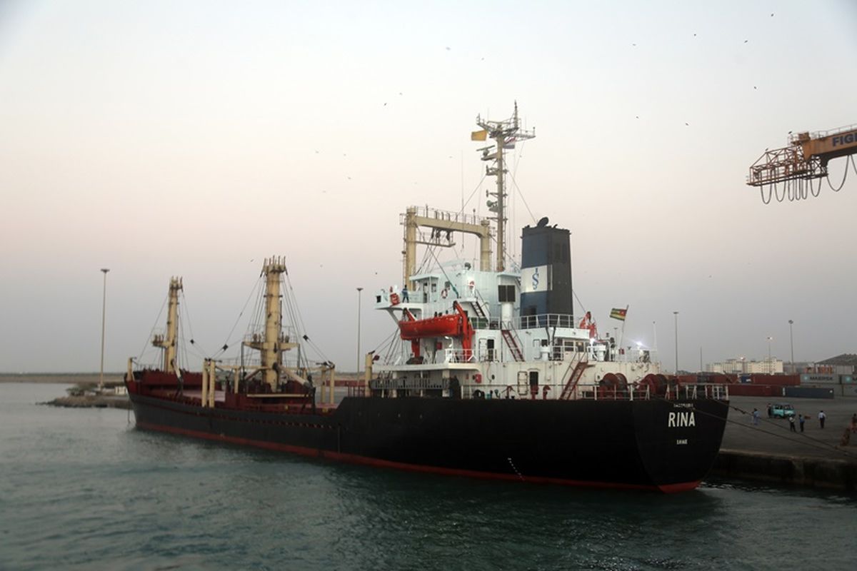 Sebuah kapal merapat ke Pelabuhan Hodeidah yang terletak di Yaman (26/11/2017). Pelabuhan yang tengah dikuasai kelompok pemberontak Houthi kini dibuka selama satu bulan untuk mempermudah bantuan kemanusiaan masuk ke Yaman.