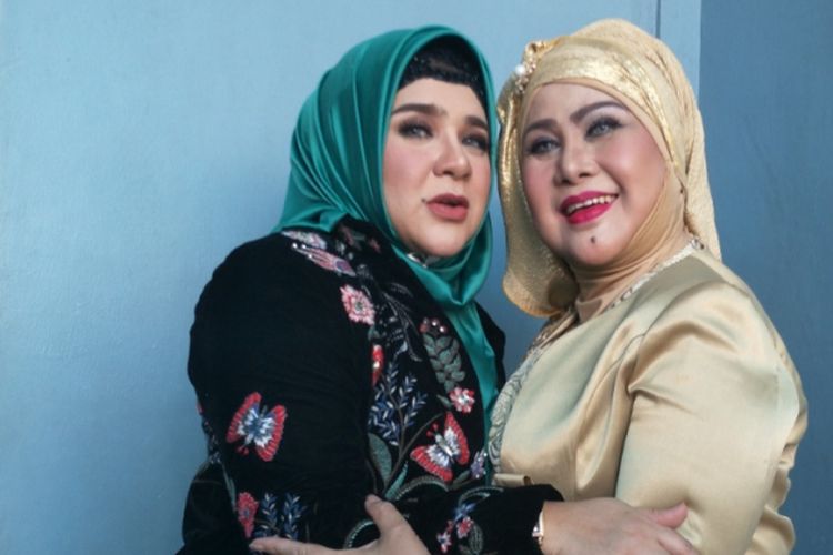 Elvy Sukaesih (kanan) dan anaknya, Fitria Sukaesih, diabadikan di Studio TransTV, Mampang, Jakarta Selatan, Senin (26/3/2018).