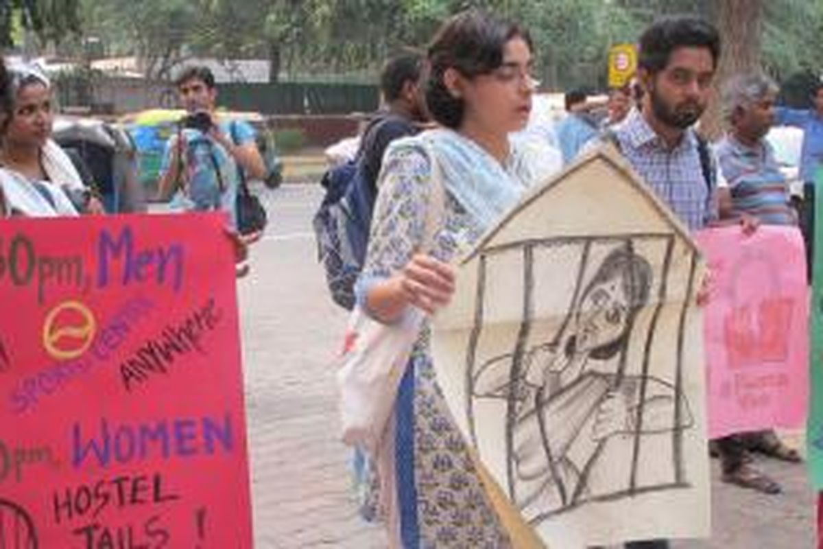 Mahasiswi India lakukan aksi protes jam malam di sejumlah kampus. 