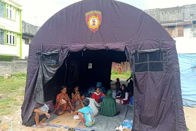 Polresta Ambon dan Pulau-Pulau Lease membangun tenda pengungsi bagi para korban kebakaran di Desa Batu Merah, Kecamatan Sirimau, Ambon, Minggu (29/3/2020)