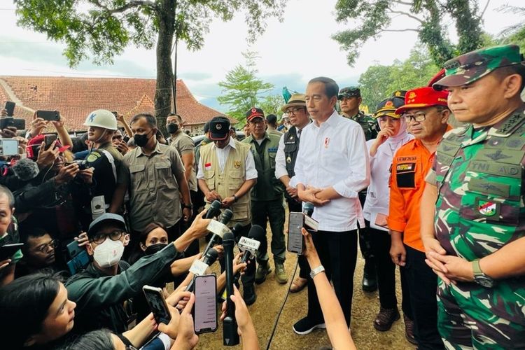 Presiden Joko Widodo memberikan keterangan pers usai meninjau langsung lokasi terdampak gempa bumi di Kecamatan Cugenang, Kabupaten Cianjur, pada Selasa (22/11/2022). 