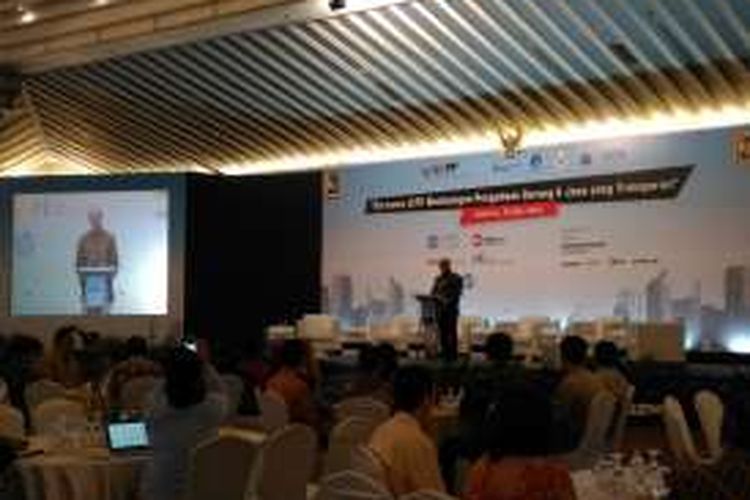 Menteri Perdagangan, Thomas Trikasih Lembong dan Direktur Utama Badan Pengelola Dana Perkebunan  Kelapa Sawit (BPDPKS) dalam Peluncuran Layanan Elektronik Pembayaran Pungutaan Dana Sawit, di Gedung Dhanapala, Jakarta, (26/5/2016)