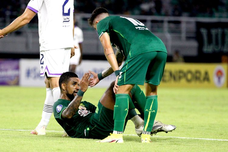 Pemain asing Persebaya Surabaya Silvio Junior menerima bantuan seusai dijatuhkan pemain Persita Tangerang saat pertandingan pekan 2 Liga 1 2022-2023 yang berakhir dengan skor 2-0 di Stadion Gelora Bung Tomo Surabaya, Senin (1/8/2022) malam.