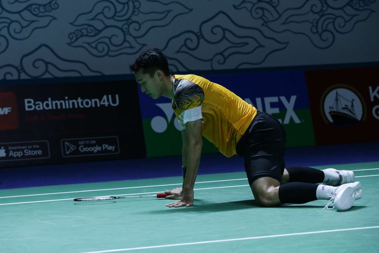 Tunggal putra Indonesia, Jonatan Christie bertanding melawan tunggal putra China, Zhao Jun Peng pada babak 16 besar di Istora Senayan, Jakarta, Kamis (16/6/2022).
Langkah Jonatan Christie harus terhenti di babak 16 besar Indonesia Open 2022 usai kalah rubber game dengan skor 12-21, 21-18, 14-21.