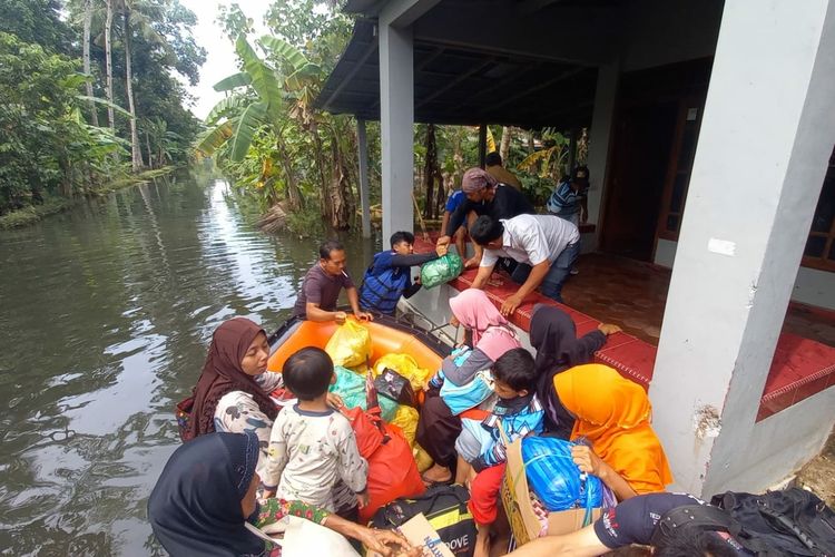 Relawan membagikan makanan untuk warga terdampak banjir di Kabupaten Banyumas, Jawa Tengah, Selasa (22/3/2022).