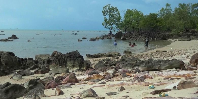 Salah satu sudut Pulau Kelapan di Kabupaten Bangka Selatan, Kepulauan Bangka Belitung yang dihiasi bebatuan metamorf.