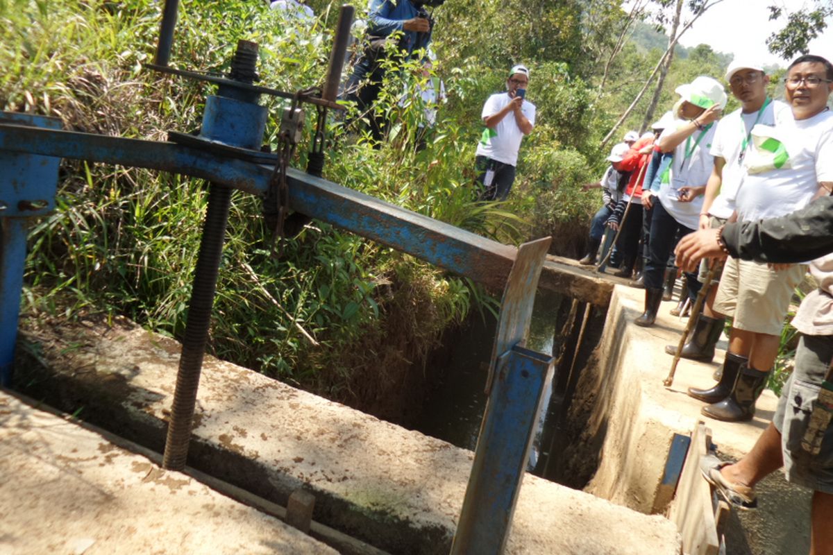 Salah satu aktivitas Conservacation oleh Ades ketika mengunjungi PLTMH Waerina di Manggarai Timur, Nusa Tenggara Timur, Kamis (27/9/2018).