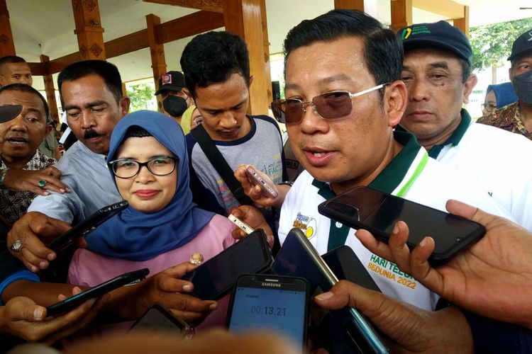 Kepala Badan Pangan Nasional Arief Prasetyo Adi menjawab pertanyaan wartawan di halaman Pemkab Blitar, Kamis (13/10/2022)