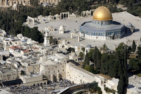 Penembakan di Masjid Al-Aqsa, Abbas dan Netanyahu Bicara di Telepon