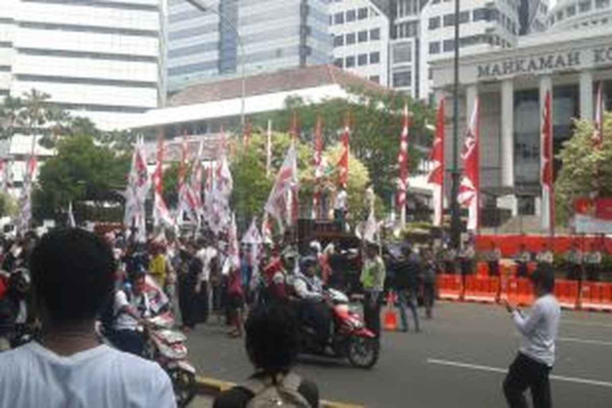 Sejumlah massa yang melakukan unjuk rasa di depan Gedung Mahkamah Konstitusi, Jalan Medan Merdeka Barat, Jakarta Pusat, Selasa (12/8/2014).