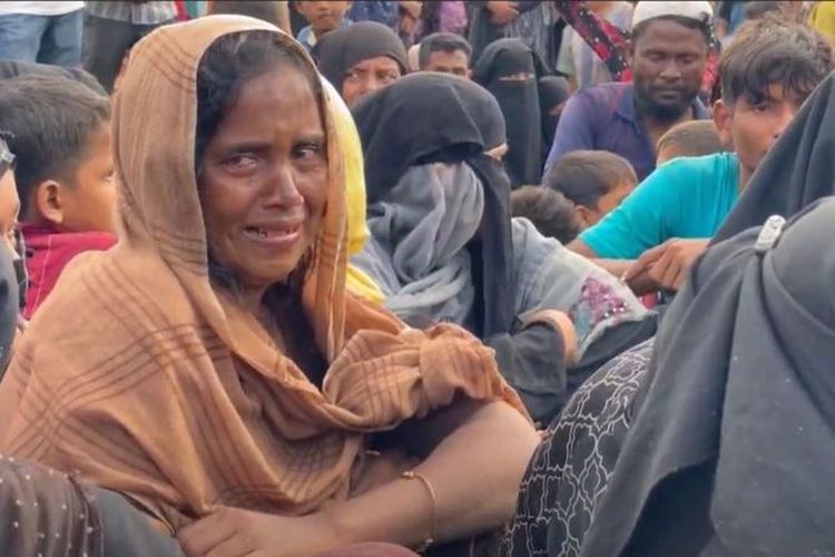 Seorang pengungsi Rohingya tampak meratap, karena harus kembali ke laut.
