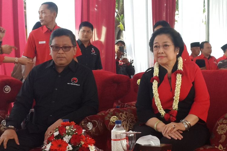 Ketua Umum PDI Perjuangan Megawati Soekarnoputri didampingi Sekretaris Jenderal DPP PDI Perjuangan Hasto Kristiyanto saat menghadiri peresmian Kantor DPC PDI Perjuangan Kabupaten Malang, Minggu (10/9/2017).
